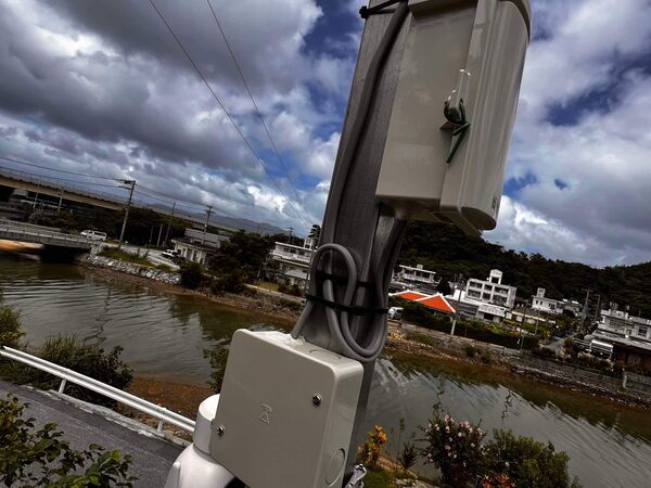 屋外電柱への設置現場